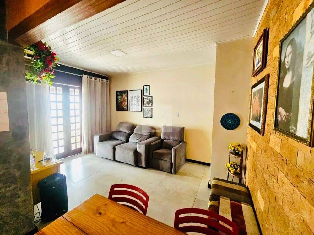 Casa à venda com 3 quartos, 250m² - Foto 1