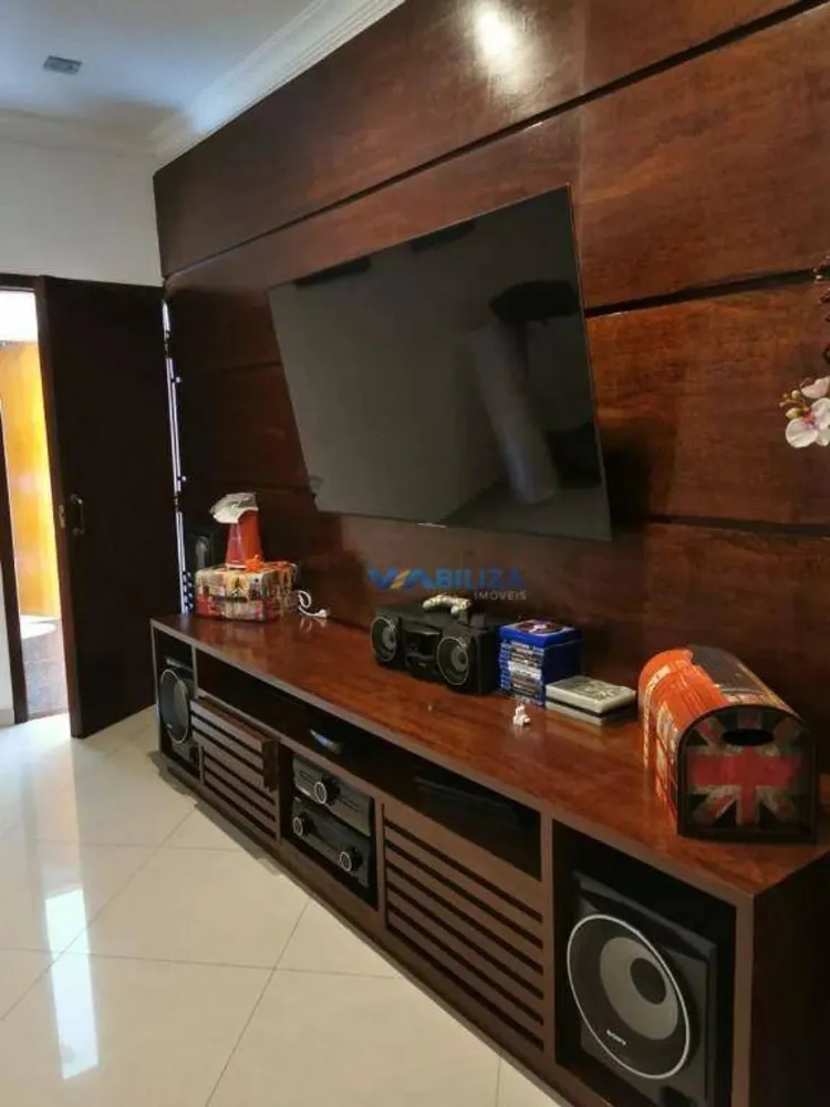 Casa, 4 quartos, 220 m² - Foto 1