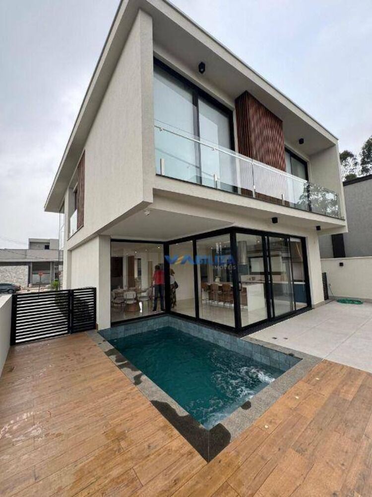 Sobrado à venda com 4 quartos, 320m² - Foto 1