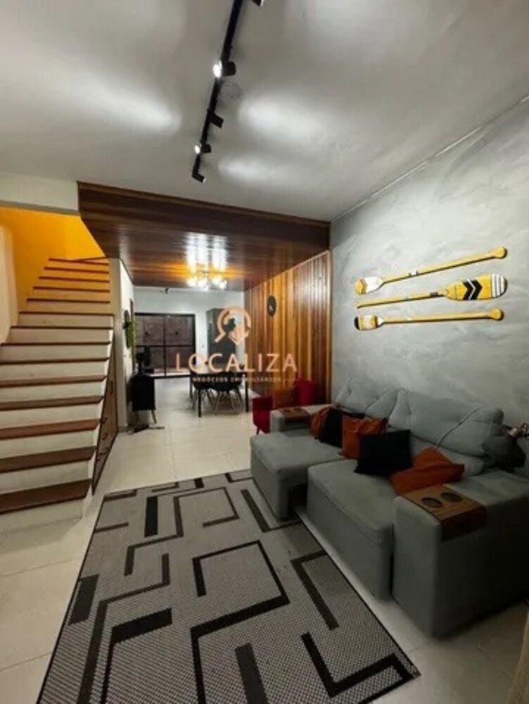 Casa à venda com 2 quartos, 100m² - Foto 1