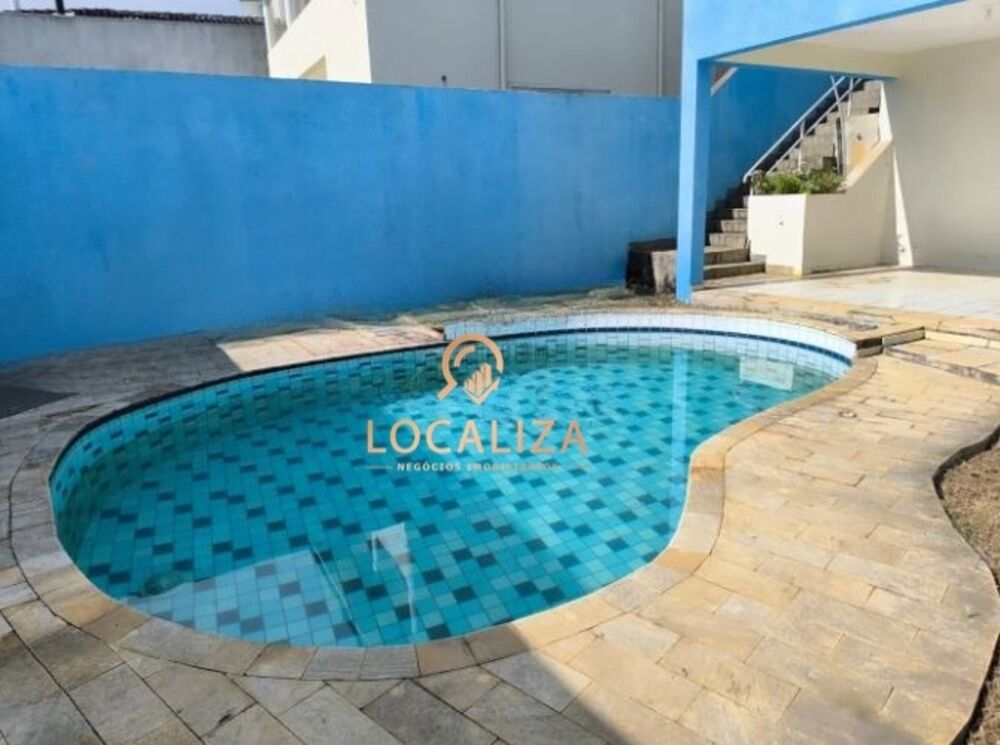 Casa à venda com 3 quartos, 229m² - Foto 1