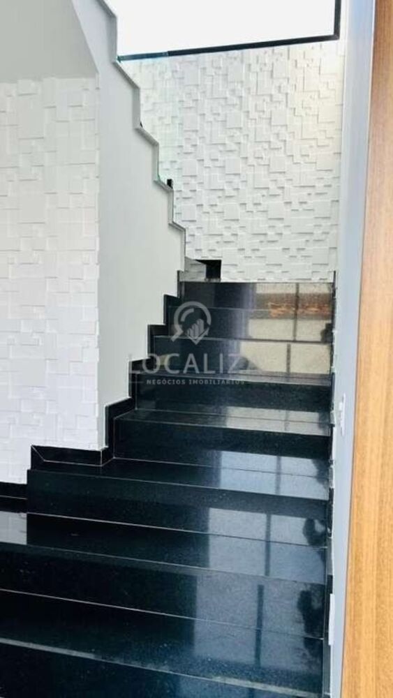 Casa à venda com 4 quartos, 323m² - Foto 1