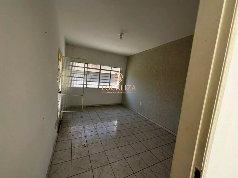 Casa à venda com 4 quartos, 135m² - Foto 2