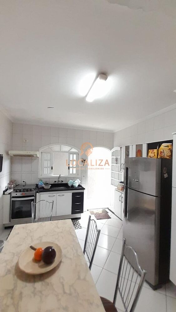 Casa à venda e aluguel com 3 quartos, 90m² - Foto 2