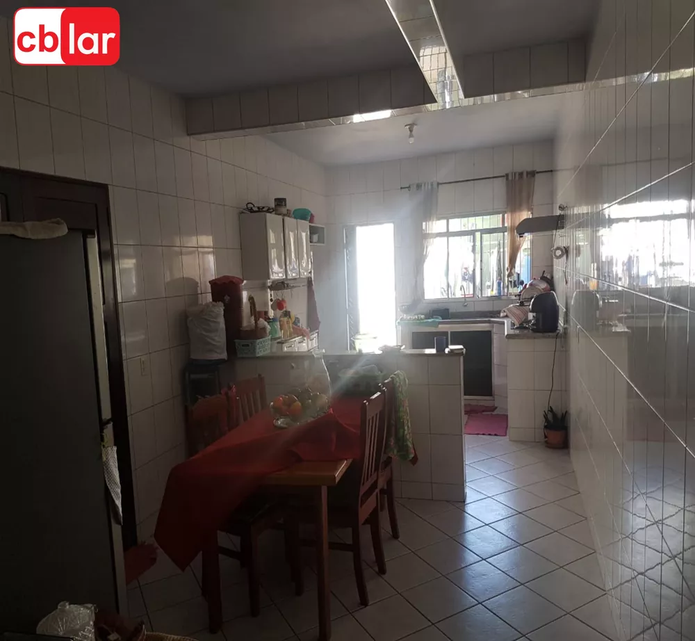 Casa à venda com 3 quartos, 250m² - Foto 1