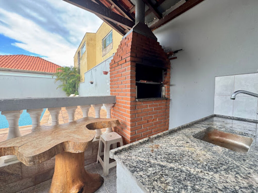 Casa à venda com 3 quartos, 198m² - Foto 1