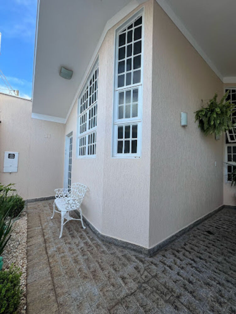Casa à venda com 3 quartos, 215m² - Foto 2