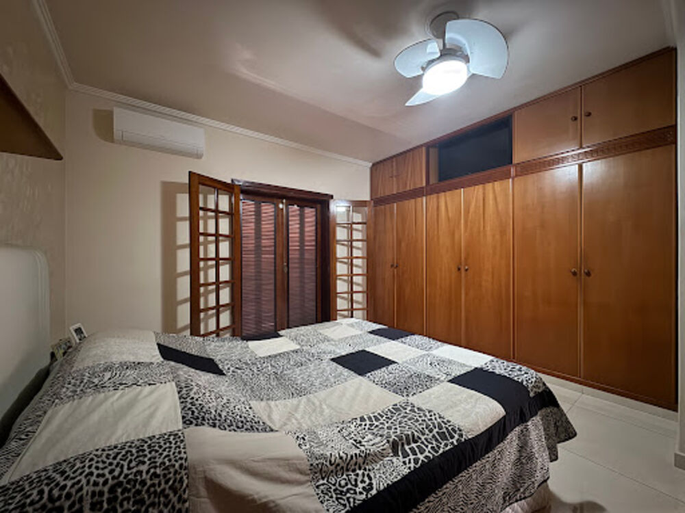 Casa à venda com 3 quartos, 241m² - Foto 4