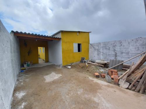 Casa à venda com 2 quartos, 80m² - Foto 1