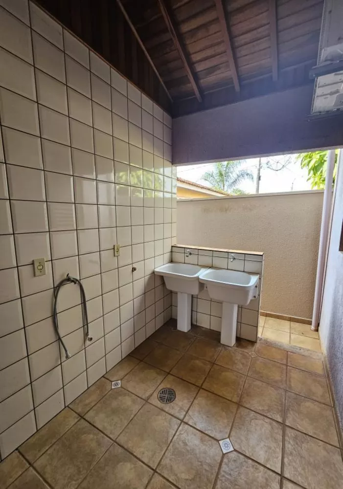 Casa à venda com 4 quartos, 300m² - Foto 2