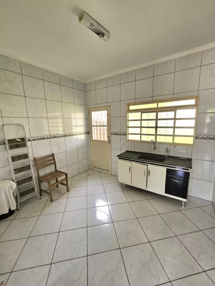 Casa à venda com 2 quartos, 250m² - Foto 2