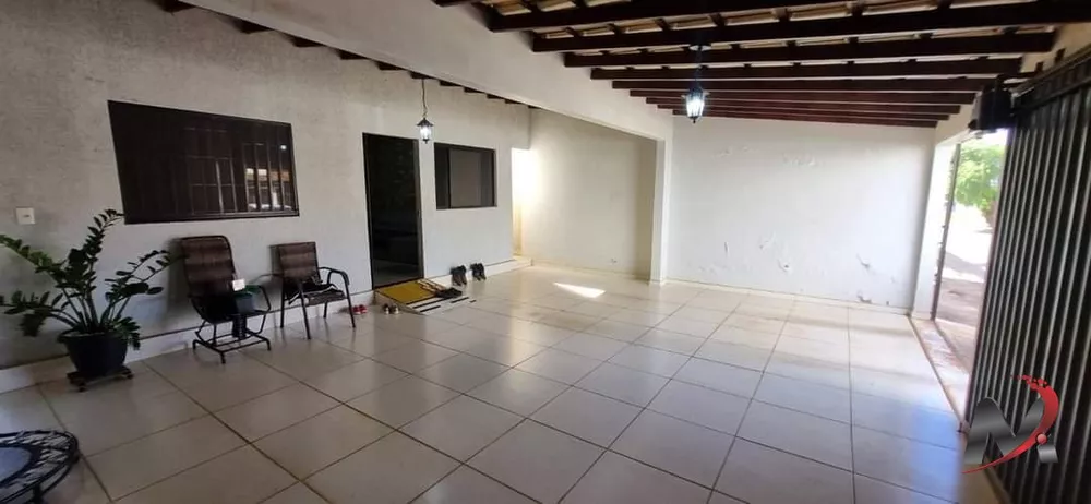 Casa à venda com 3 quartos, 240m² - Foto 1