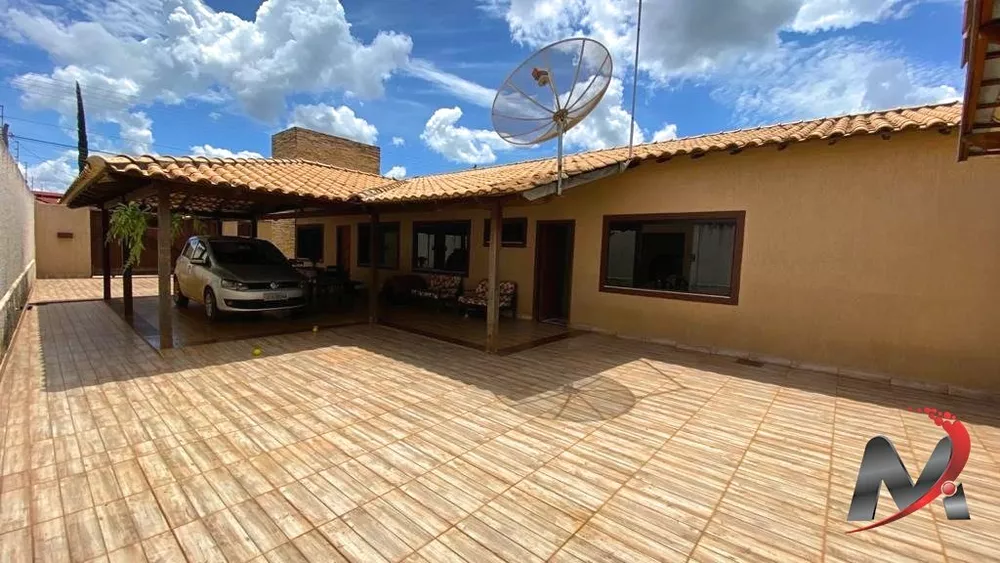 Casa à venda com 6 quartos, 274m² - Foto 1