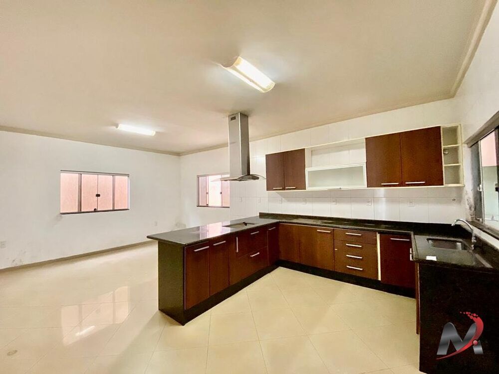 Casa à venda com 4 quartos, 220m² - Foto 1