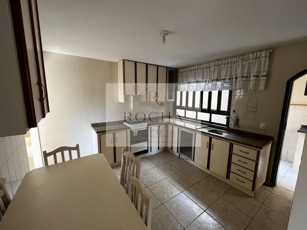 Casa, 6 quartos, 230 m² - Foto 1
