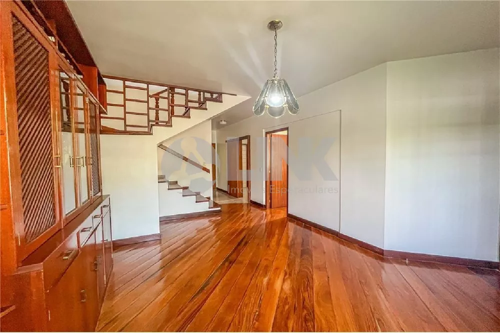 Casa à venda com 4 quartos, 224m² - Foto 1