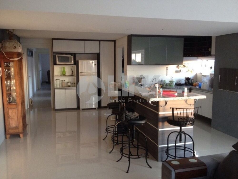Apartamento à venda com 3 quartos, 121m² - Foto 1
