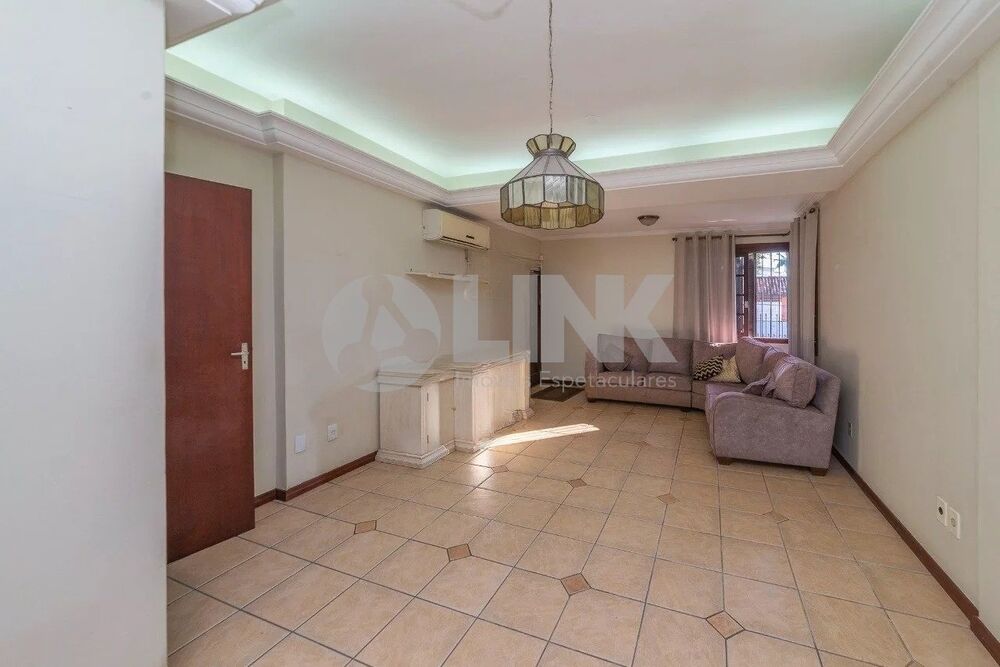 Casa à venda com 3 quartos, 231m² - Foto 1