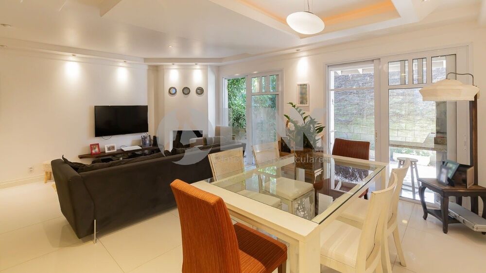 Casa de Condomínio à venda com 4 quartos, 223m² - Foto 2