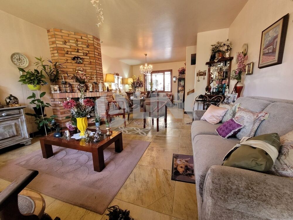 Casa à venda com 3 quartos, 212m² - Foto 1