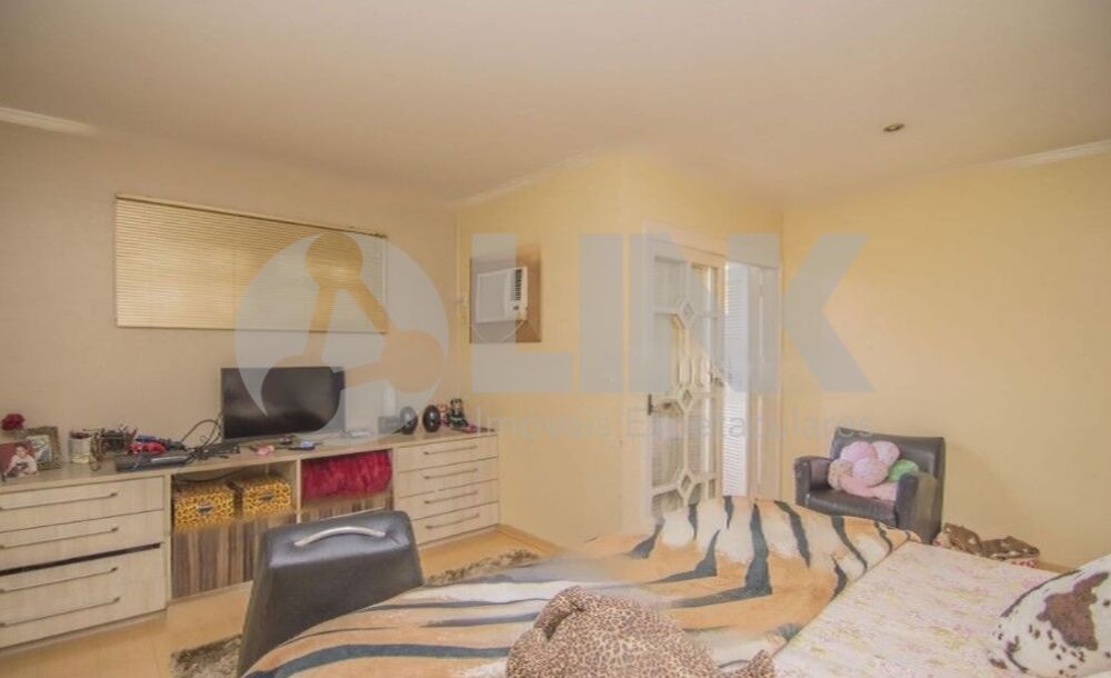 Casa à venda com 3 quartos, 198m² - Foto 1