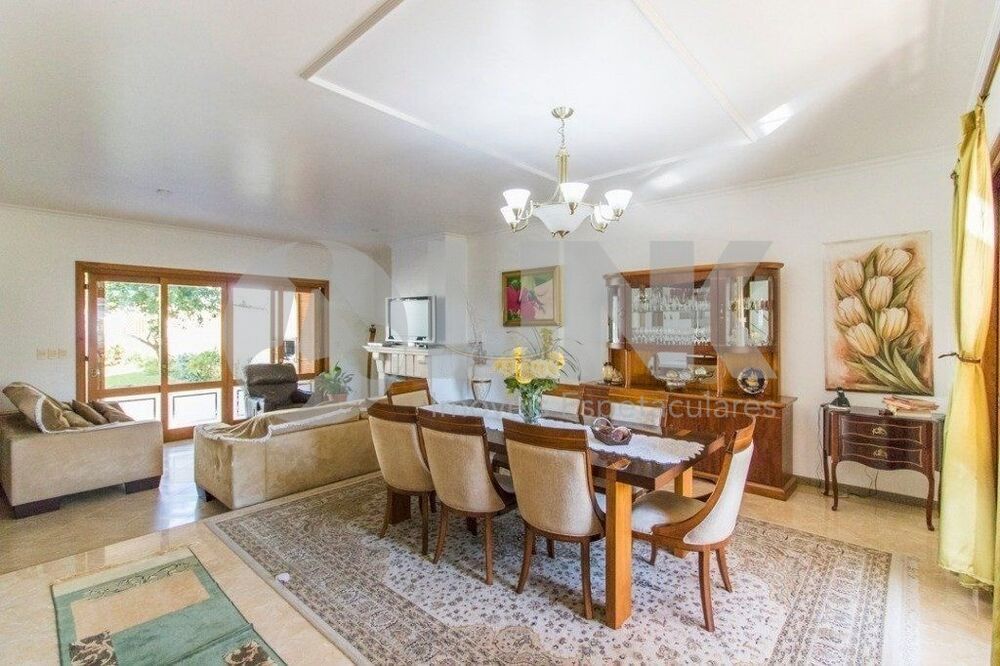 Casa à venda com 3 quartos, 300m² - Foto 1