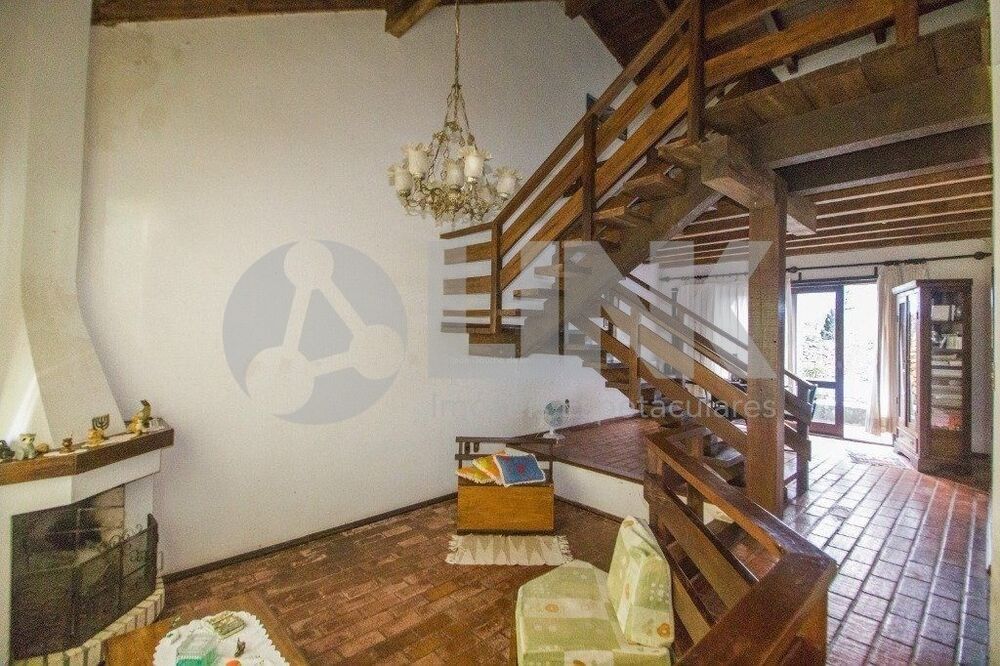 Casa à venda com 3 quartos, 218m² - Foto 1
