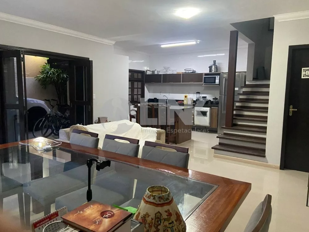 Casa de Condomínio à venda com 3 quartos, 221m² - Foto 1