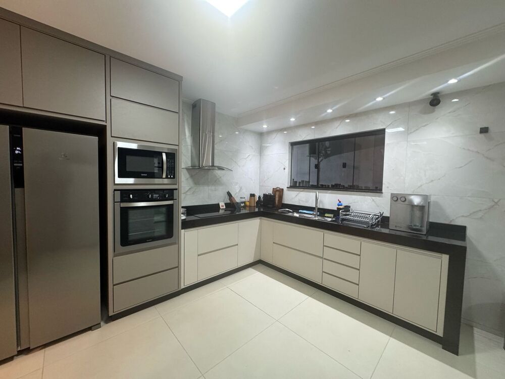 Casa à venda com 3 quartos, 450m² - Foto 2