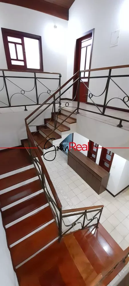 Sobrado à venda com 3 quartos, 300m² - Foto 2