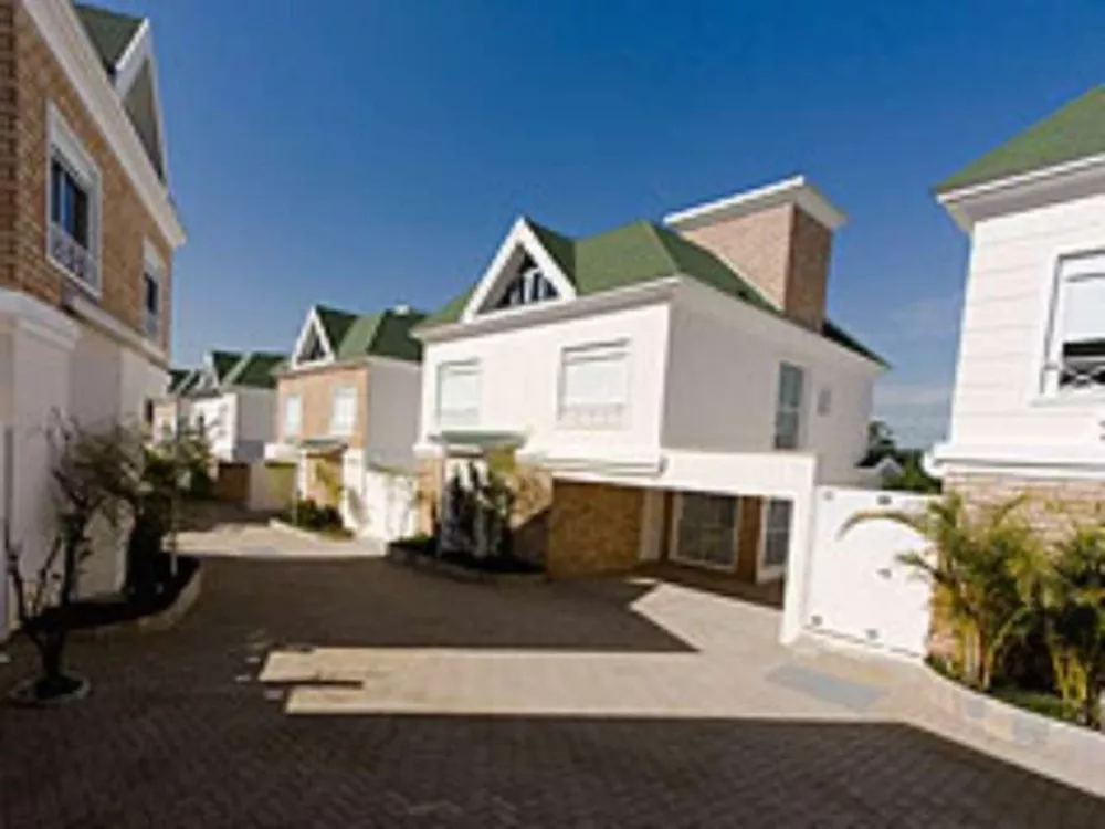 Casa de Condomínio à venda com 4 quartos, 210m² - Foto 1