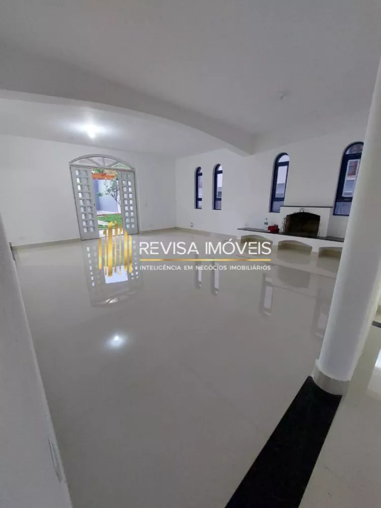 Casa de Condomínio para alugar com 4 quartos, 270m² - Foto 1