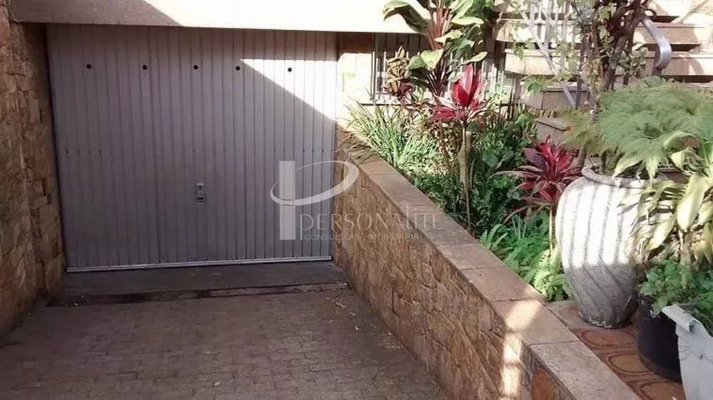 Sobrado à venda e aluguel com 3 quartos, 250m² - Foto 1