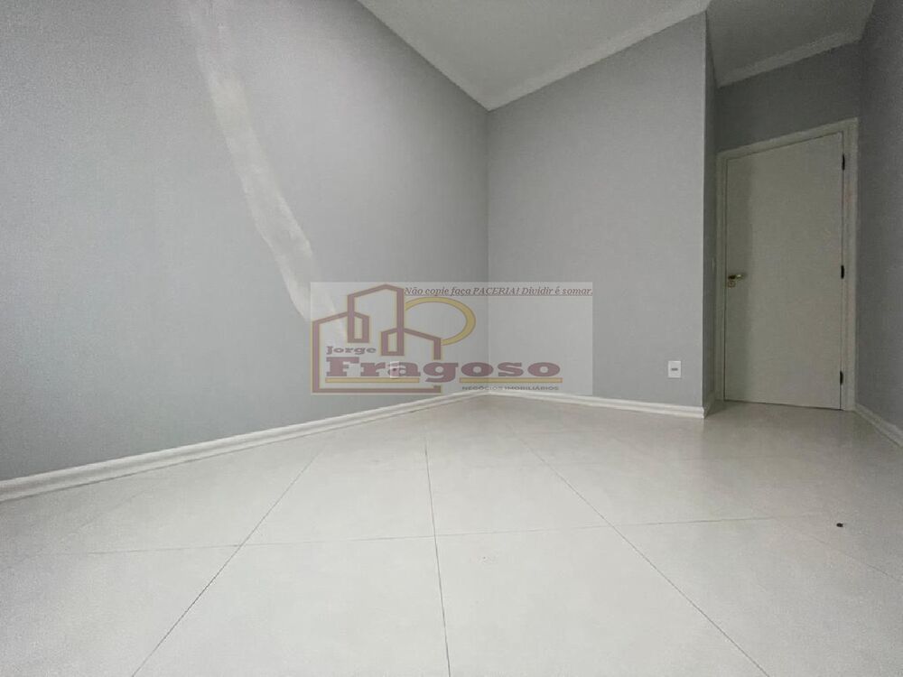 Casa à venda com 3 quartos, 210m² - Foto 2