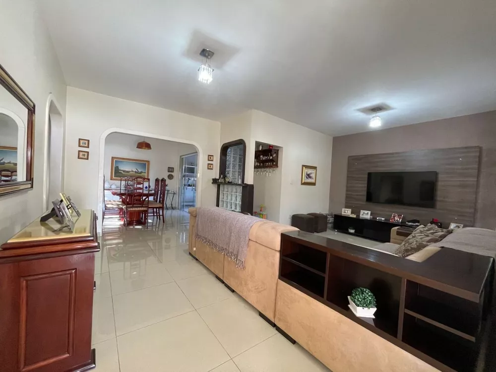 Casa à venda com 3 quartos, 263m² - Foto 1