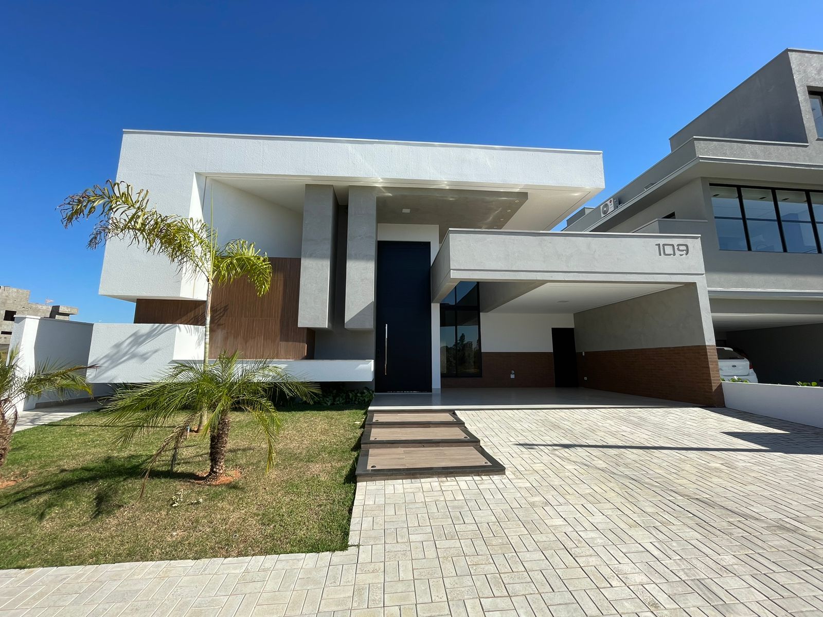 Casa à venda com 4 quartos, 240m² - Foto 1