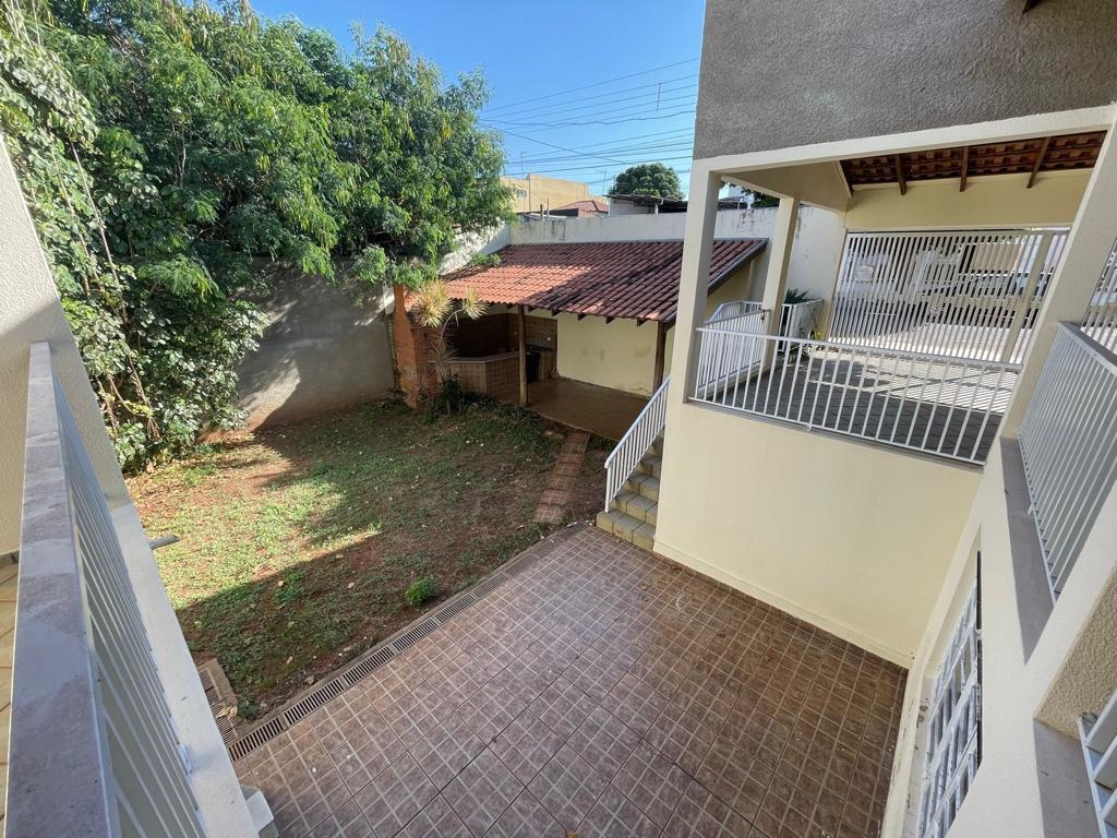 Casa à venda com 3 quartos, 300m² - Foto 2