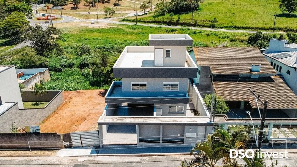 Casa à venda com 3 quartos, 282m² - Foto 1