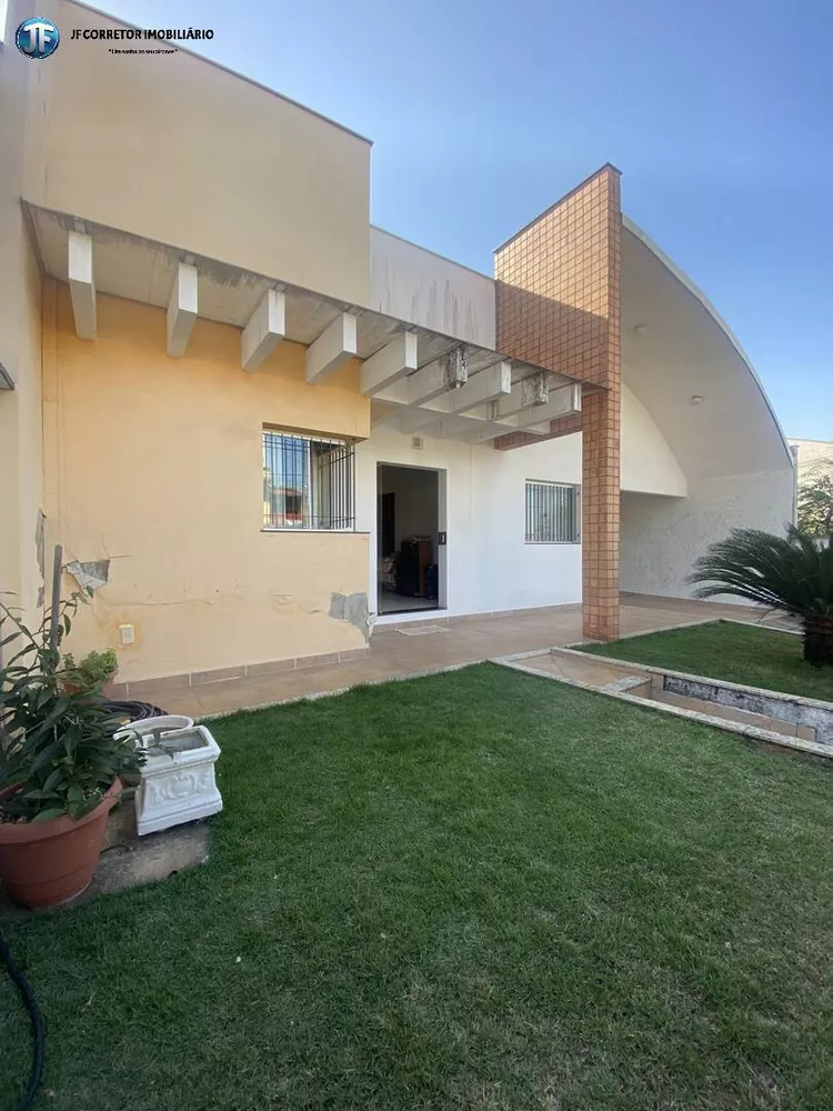 Casa à venda com 3 quartos, 218m² - Foto 1