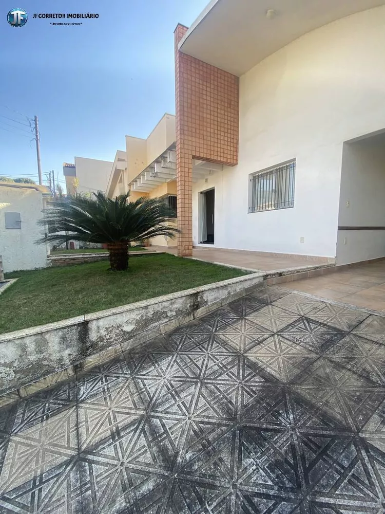 Casa à venda com 3 quartos, 218m² - Foto 2