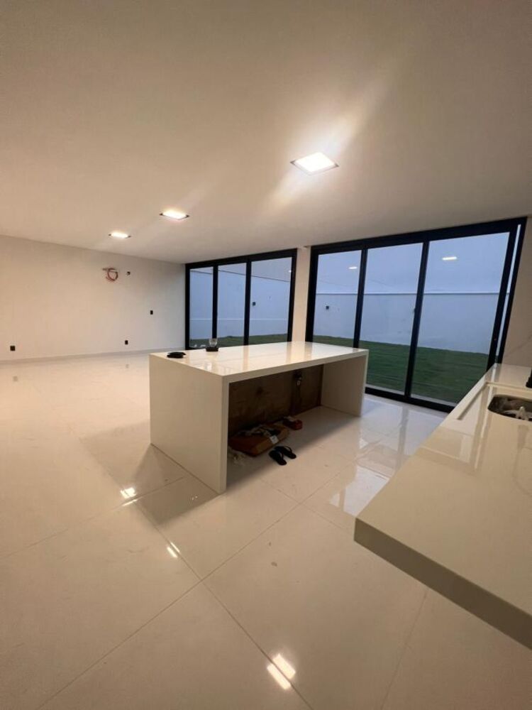 Casa de Condomínio à venda com 3 quartos, 271m² - Foto 2