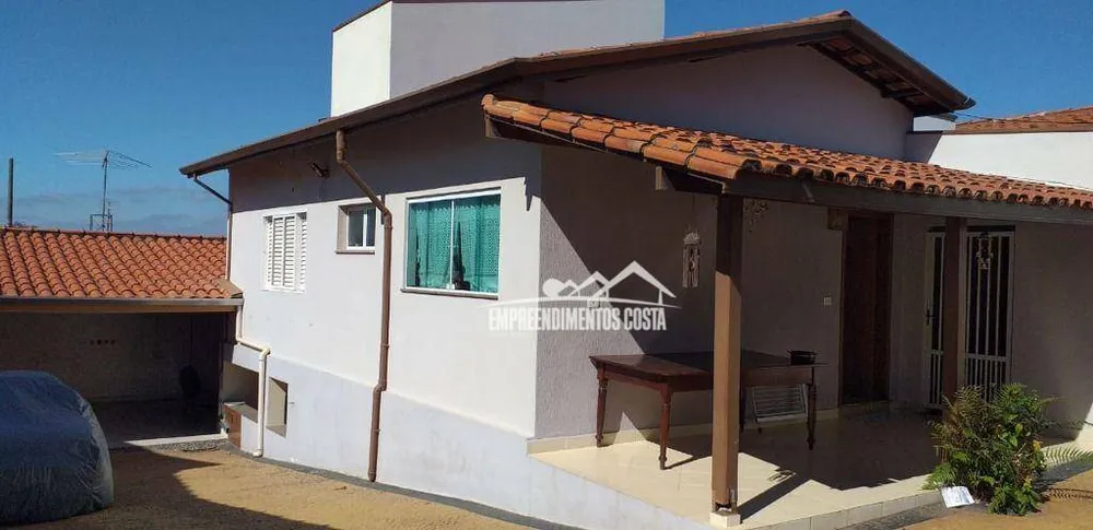 Casa, 4 quartos, 246 m² - Foto 1