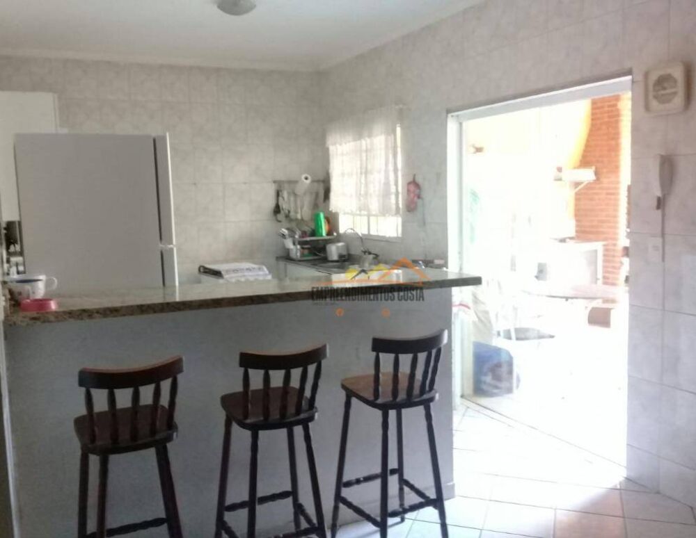 Casa à venda com 4 quartos, 150m² - Foto 2