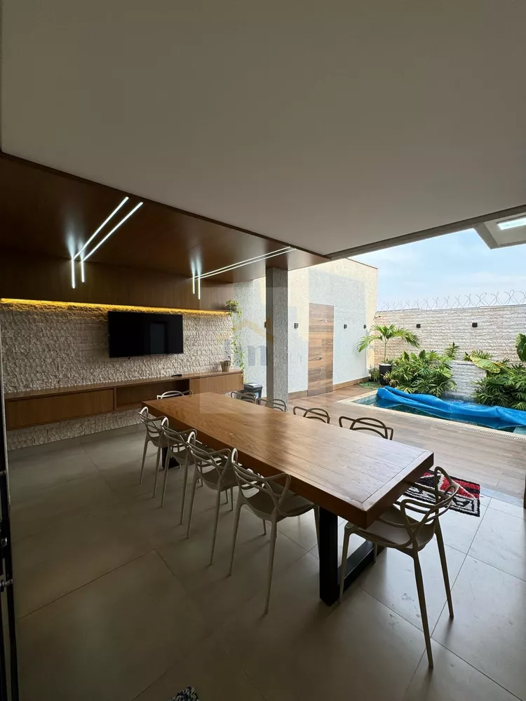 Casa à venda com 3 quartos, 200m² - Foto 1