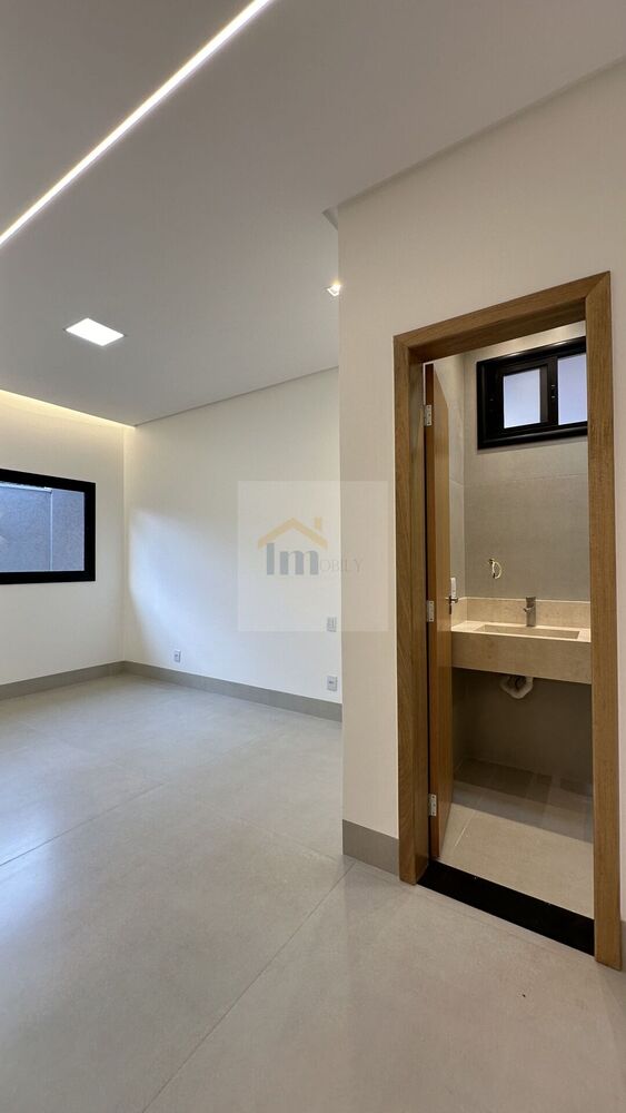 Casa à venda com 4 quartos, 223m² - Foto 1