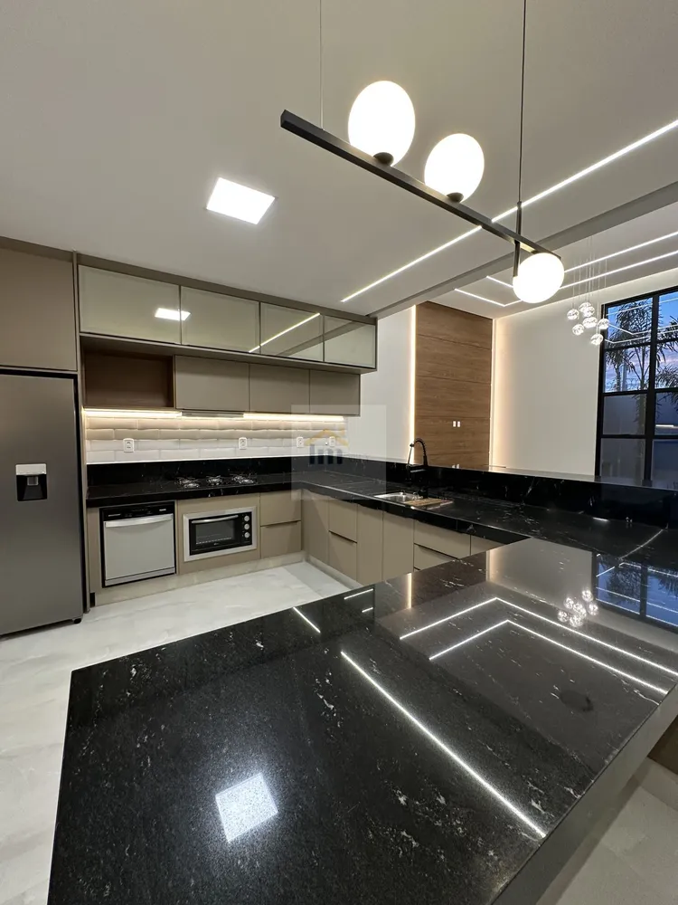 Casa, 4 quartos, 224 m² - Foto 1