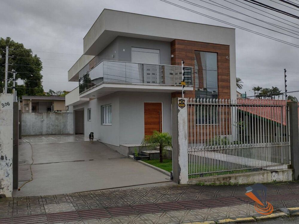Casa à venda com 3 quartos, 317m² - Foto 1