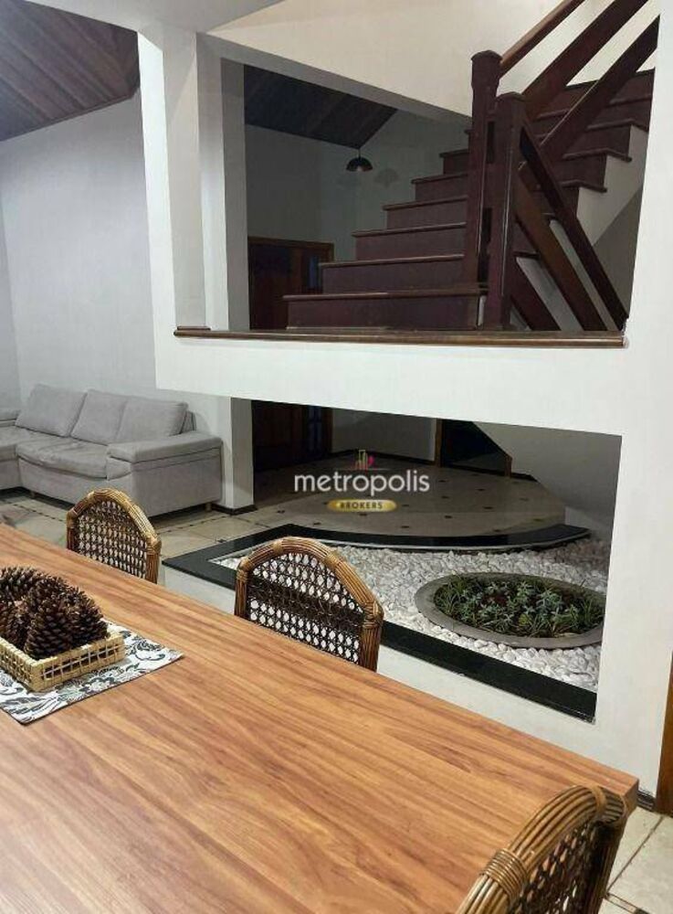 Sobrado à venda com 4 quartos, 250m² - Foto 1