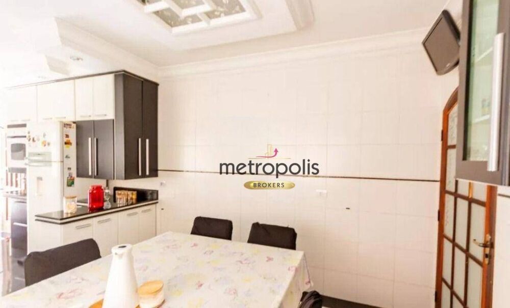 Casa à venda com 3 quartos, 241m² - Foto 1
