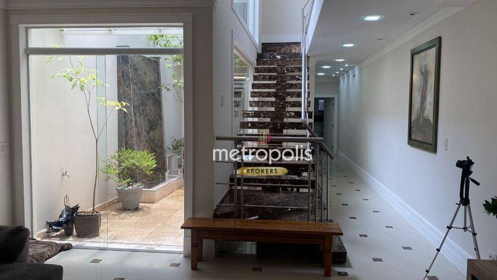 Sobrado, 3 quartos, 242 m² - Foto 1